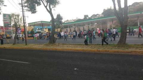 Cierran gasolinera simbólicamente imagen 2