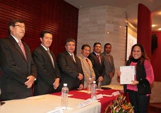 Reciben estudiantes de la UAT becas de colegiatura y titulación