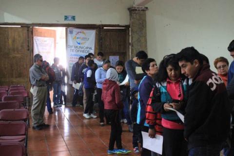 Entrega autoridades municipales de Apetatitlán becas de PRONADEC imagen 1