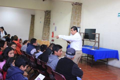 Entrega autoridades municipales de Apetatitlán becas de PRONADEC imagen 2