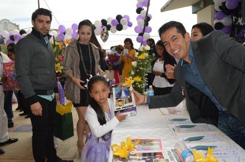 Bladimir Zainos entrega diversos apoyos para clausuras de ciclos escolares imagen 1