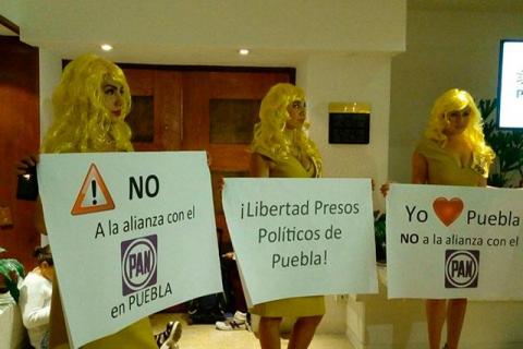 Rubias protestan contra virtual alianza del PRD y PAN en Puebla
