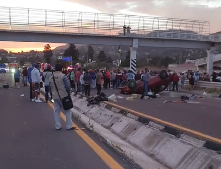 Cierran carretera ante supuesto intento de plagio de una joven mujer en Tizatlán