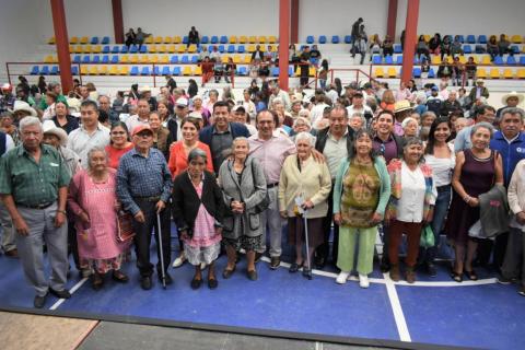 Ayuntamiento y el SMDIF festejaron a más de 400 abuelitos en su día imagen 1