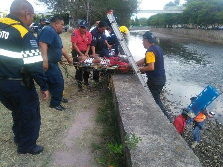 Rescatan a hombre que se cayó hacia el río Zahuapan