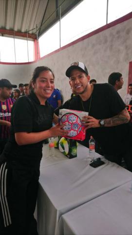 Alcalde contribuye con el deporte entregando balones a equipos de fut 7 imagen 4