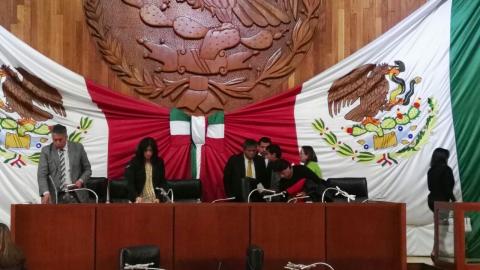 Joven estudiante brinca valla del Congreso y exige atención de diputados imagen 1