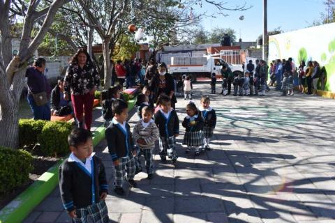 Hacen entrega de uniformes escolares en Secundaria Juan Cuamatziz en Teolocholco imagen 3