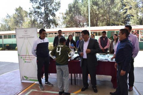 Hacen entrega de uniformes escolares en Secundaria Juan Cuamatziz en Teolocholco imagen 13