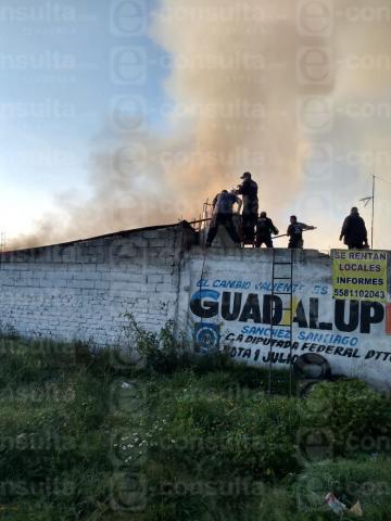 Fuerte incendio en un taller mecánico causa temor entre pobladores de Ixtacuixtla imagen 3