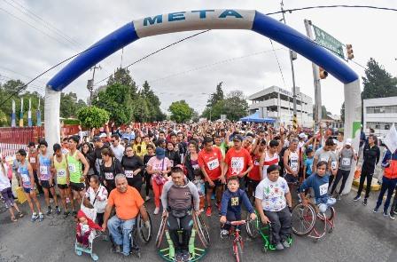 Reúne a más de 800 familias carrera “Que padre corremos papá” imagen 1