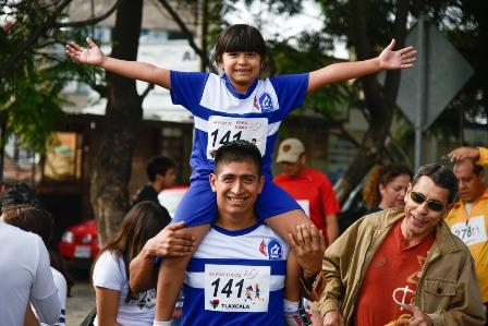 Reúne a más de 800 familias carrera “Que padre corremos papá” imagen 2