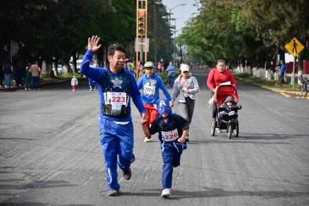 Reúne a más de 800 familias carrera “Que padre corremos papá” imagen 3