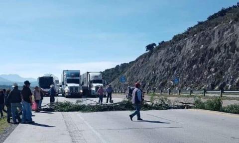 Se cumplen 24 horas del paro de ejidatarios en la autopista Arco Norte