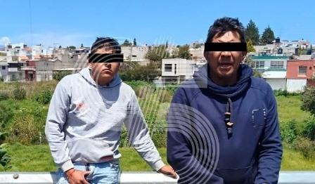 Detienen a dos presuntos asaltantes tras robar a mujer en bulevar de Tlaxcala