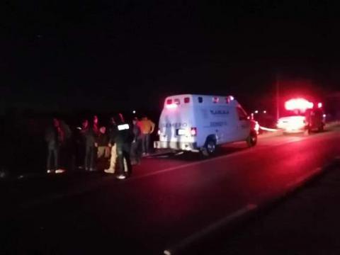 Hallan a mujer muerta a un lado de la carretera en Tetlatlahuca