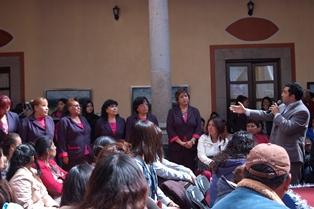 Alcalde de Calpulalpan atestigua clausura de curso de manualidades imagen 2