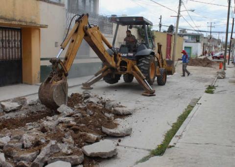 Alcalde de Calpulalpan rehabilita drenaje dañado en la calle del Barrio del Calvario