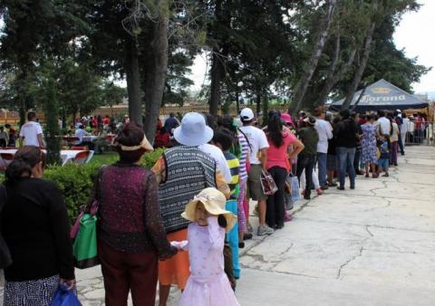 Bendice Obispo alimentos en primer “Convite al Mole” de Feria San Antonio Calpulalpan 2014 imagen 6