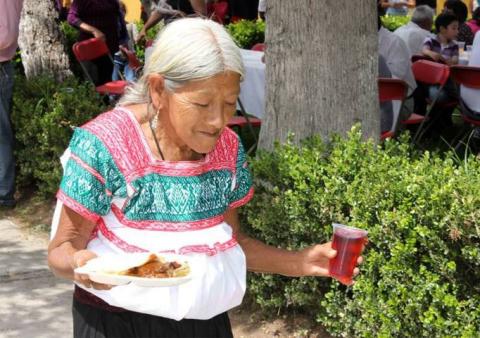 Bendice Obispo alimentos en primer “Convite al Mole” de Feria San Antonio Calpulalpan 2014 imagen 5
