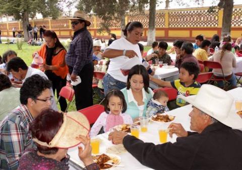 Bendice Obispo alimentos en primer “Convite al Mole” de Feria San Antonio Calpulalpan 2014 imagen 8