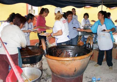 Bendice Obispo alimentos en primer “Convite al Mole” de Feria San Antonio Calpulalpan 2014 imagen 9