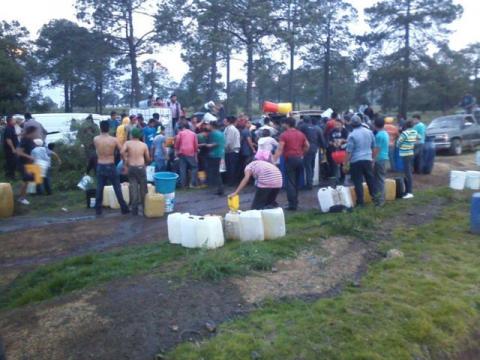 Roban diésel con cubetas tras llenar una hondonada