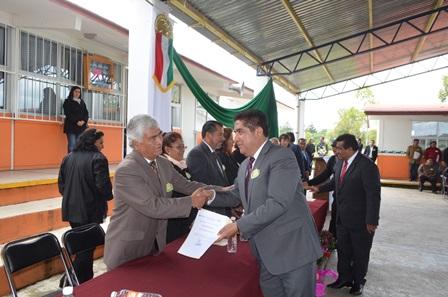 Acude Vicente Hernández a “Premio al Mérito Educativo 2015” imagen 1