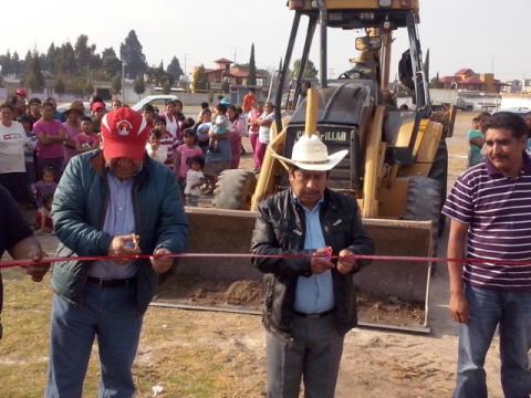 Dan banderazo de inicio a construcción de cancha de frontón imagen 5