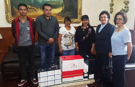 Anabell Ávalos entrega cámaras a escuela “Gabino A. Palma”