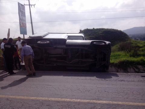 Daños materiales deja volcadura de camioneta imagen 2