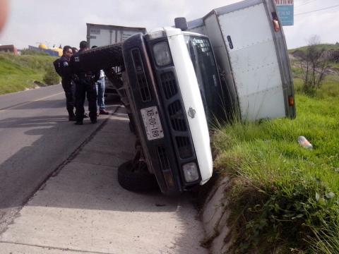 Daños materiales deja volcadura de camioneta imagen 1