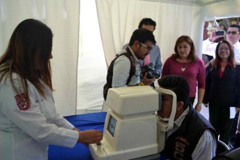 En respaldo a sectores vulnerables inaugura Adolfo Escobar campaña de salud visual imagen 1