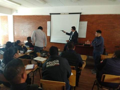Capacitan a Policía de Xicohtzinco en localización de artefactos explosivos imagen 2