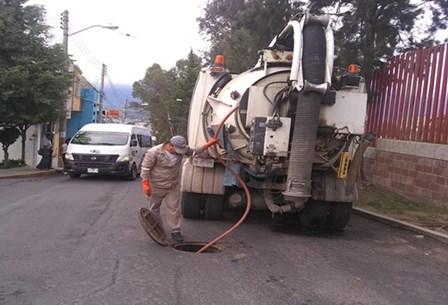 Continúa CAPAM con desazolve de drenaje sanitario