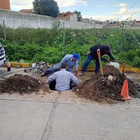 Trabajan brigadas de CAPAMH en la reparación de fugas de agua en el Centro de la Ciudad imagen 3