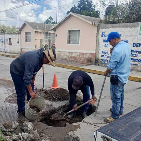 Trabajan brigadas de CAPAMH en la reparación de fugas de agua en el Centro de la Ciudad imagen 2