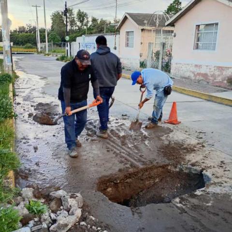 Trabajan brigadas de CAPAMH en la reparación de fugas de agua en el Centro de la Ciudad imagen 4