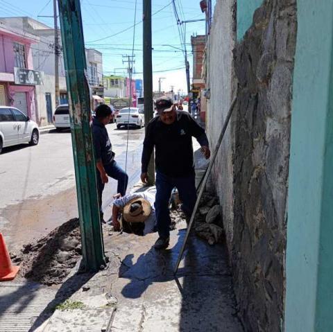 Trabajan brigadas de CAPAMH en la reparación de fugas de agua en el Centro de la Ciudad imagen 5
