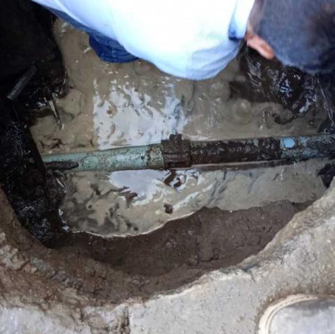 Trabajan brigadas de CAPAMH en la reparación de fugas de agua en el Centro de la Ciudad imagen 6