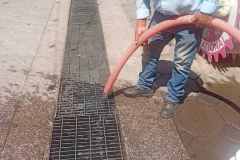 Realiza CAPAMH acciones de limpieza y desazolve en andador San Luis de Huamantla imagen 1