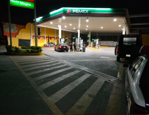 Sujetos armados asaltan gasolinera sobre la vía corta