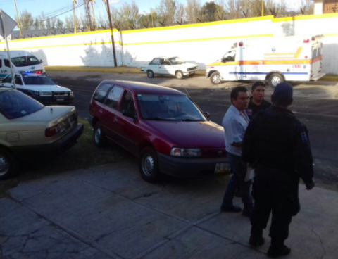 A punta de pistola les roban sus ahorros