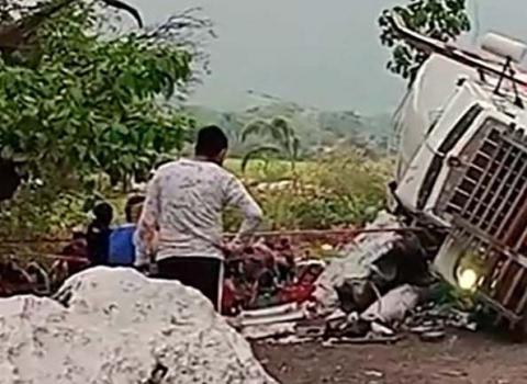 Cargador originario de SPM muere tras volcar camión de jitomate