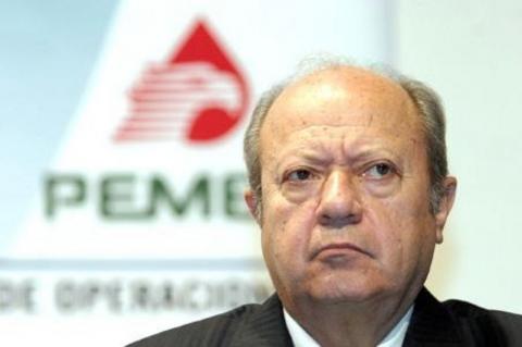 Desafía líder petrolero al gobierno y niega recortes de personal