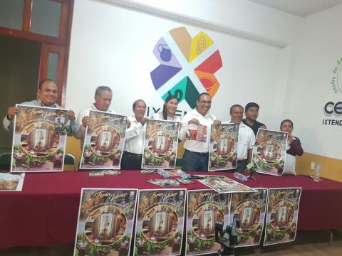 Presentan Mayordomos y Presidente cartel de Feria Ixtenco 2017 imagen 1