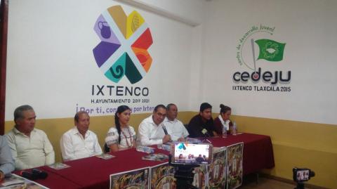 Presentan Mayordomos y Presidente cartel de Feria Ixtenco 2017 imagen 2