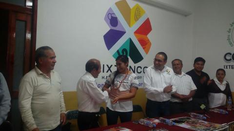 Presentan Mayordomos y Presidente cartel de Feria Ixtenco 2017 imagen 3