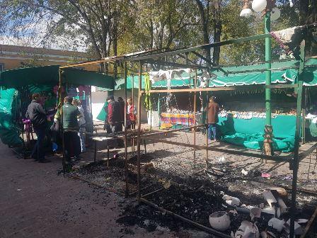 Vandalizan en casetas de comerciantes de la plaza Xicoténcatl