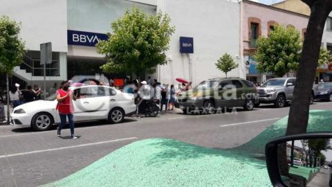 En días de mayor contagio de Covid-19 siguen aglomeraciones en bancos de Apizaco imagen 3